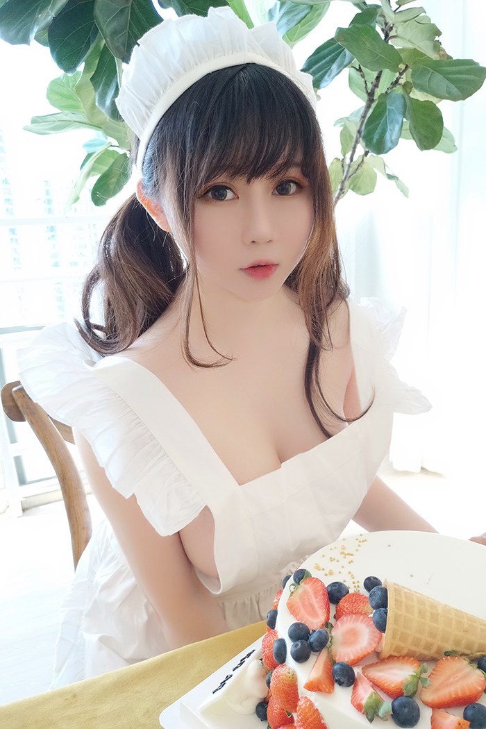 少女厨娘依酱完美巨乳不经意侧漏(图2)