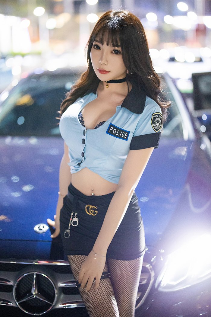 热辣警花芝芝黑丝网袜撅臀求征服(图3)