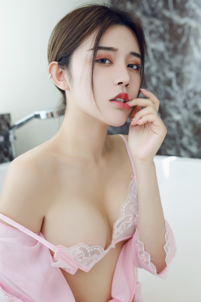 俏丽佳人卓娅祺美乳微露诱惑撩人(图27)