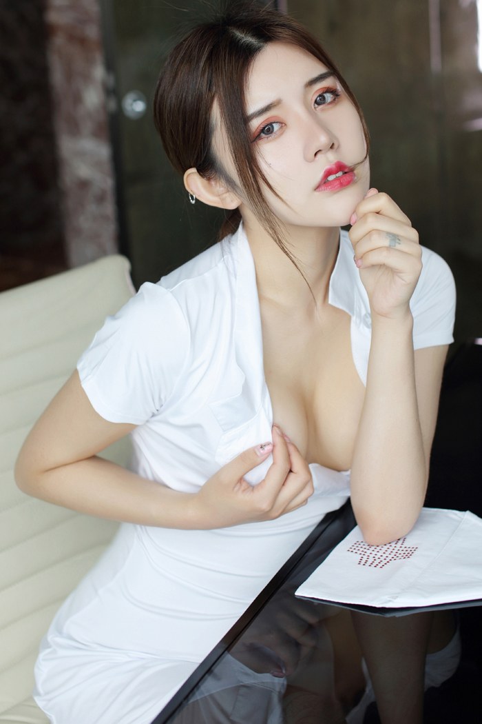 俏丽佳人卓娅祺美乳微露诱惑撩人(图4)