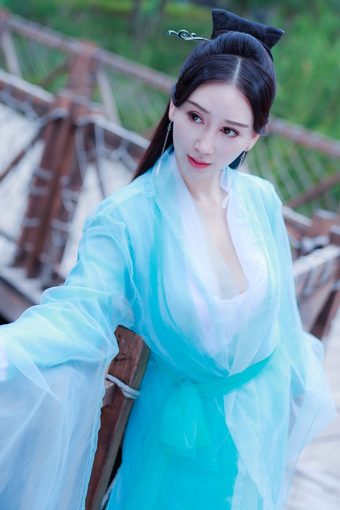 古风女王邹晶晶真空上阵乳此动人(图2)