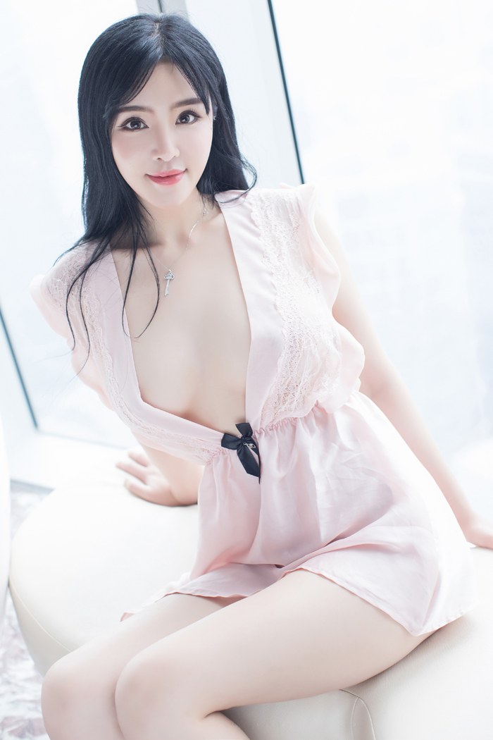 气质女神刘钰儿居家睡裙真空秀豪乳(图4)