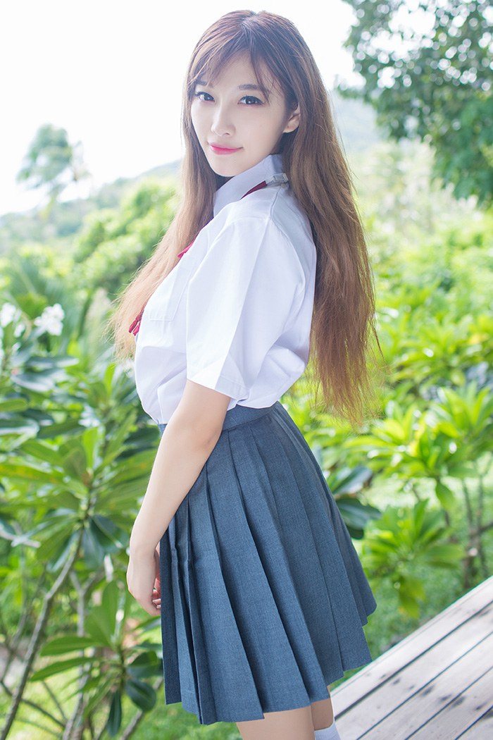 甜美学生妹杨晨晨制服白袜秀美乳(图2)