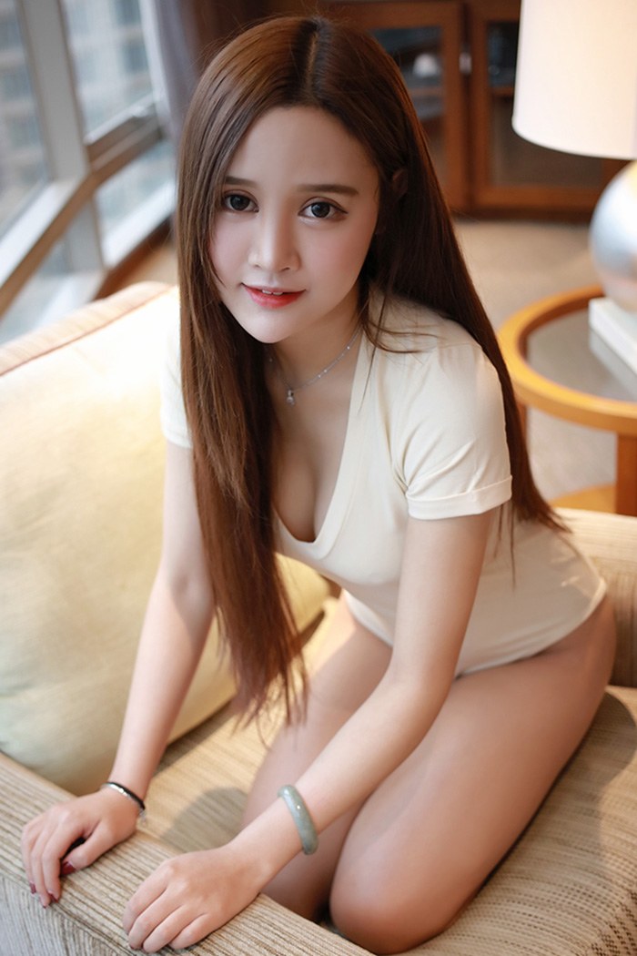 少女姗姗真空上阵玉乳翘臀看点足(图2)